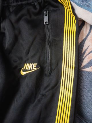 Pantalones de chándal negros con detalles dorados