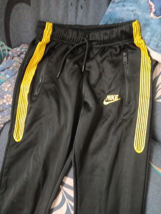 Pantalones de chándal negros con detalles dorados