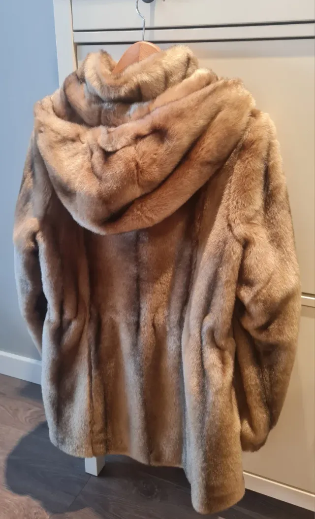 Chaquetón símil piel con capucha