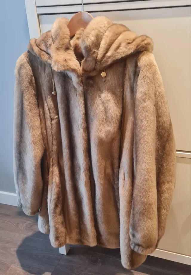 Chaquetón símil piel con capucha