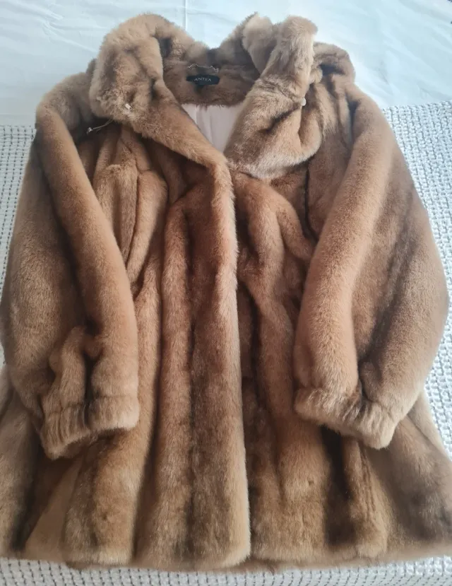 Chaquetón símil piel con capucha