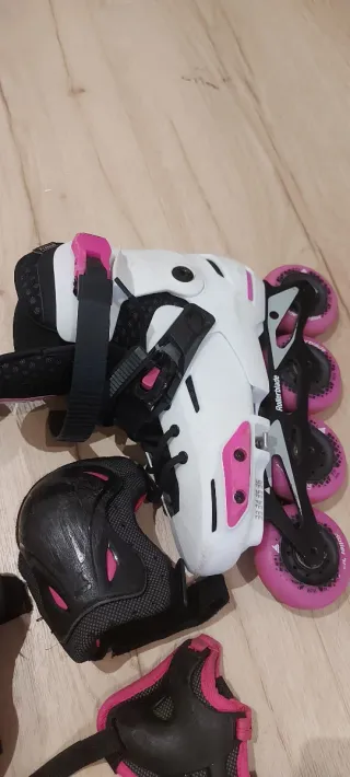 Patines en línea blancos y rosas + protecciones