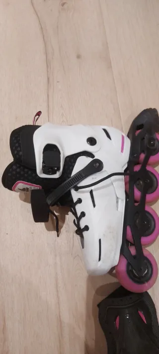 Patines en línea blancos y rosas + protecciones