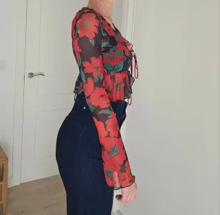 Blusa 36 roja con lazada y volantes. 