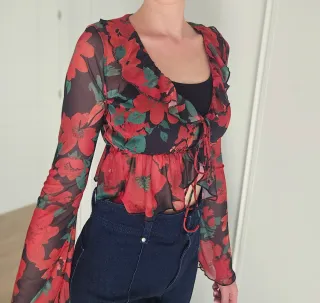 Blusa 36 roja con lazada y volantes. 