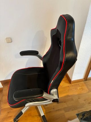 Silla tipo Gaming Negra con Detalles Rojos