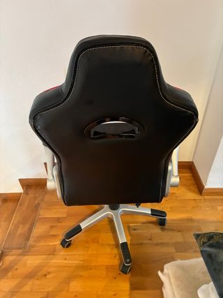 Silla tipo Gaming Negra con Detalles Rojos