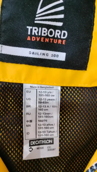 Chubasquero amarillo con capucha