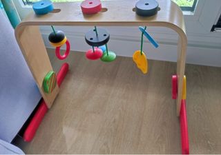 Gimnasio Bebé Ikea Madera y manta bebé Ikea. 