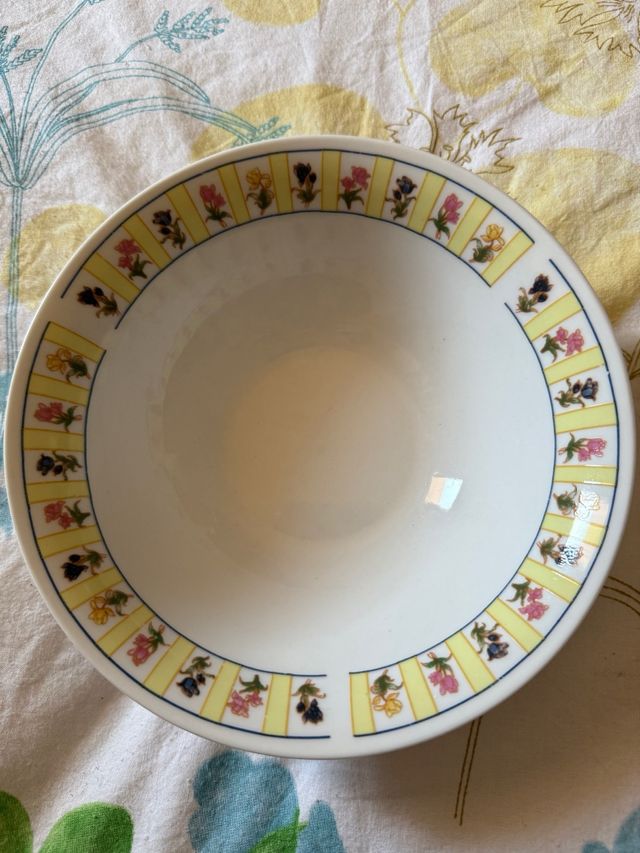 Ciotola con decoro floreale