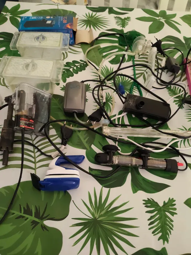 Acuario rosa con accesorios