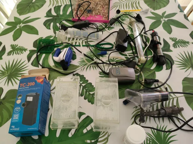 Acuario rosa con accesorios