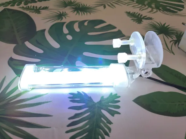 Acuario rosa con accesorios