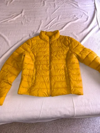 Chaqueta acolchada de invierno amarilla mostaza