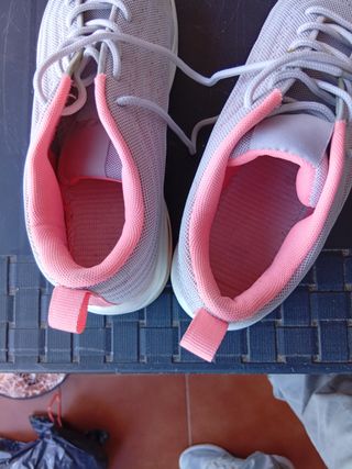 Deportivas Nike grises y rosas