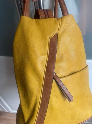Mochila bolso piel color mostaza