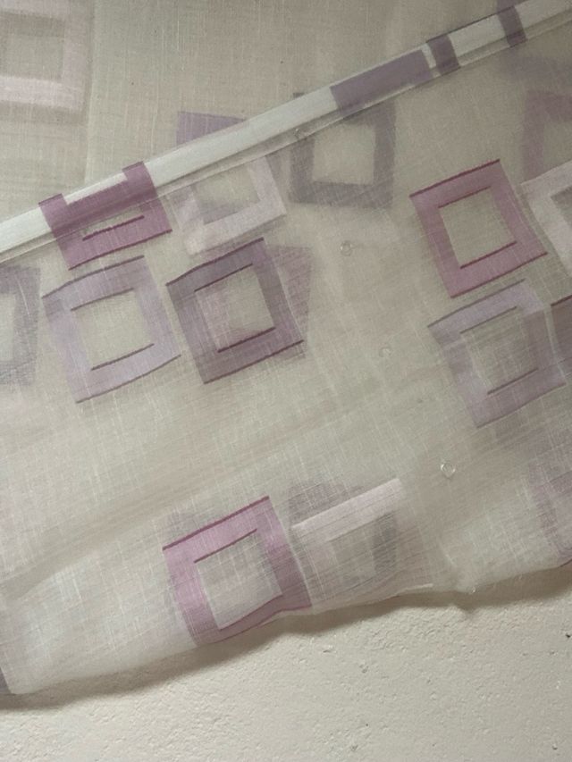 Estor Lila con Cuadros