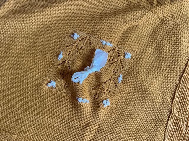 Toca bebé color mostaza