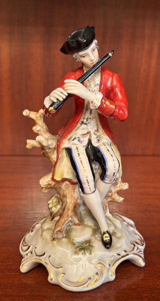 Figura de porcelana flautista clásico