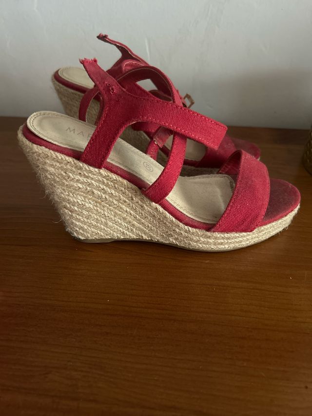 Cuñas rojas de esparto