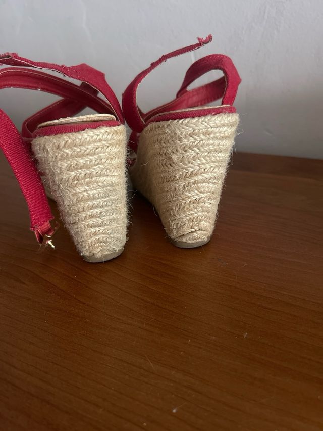 Cuñas rojas de esparto