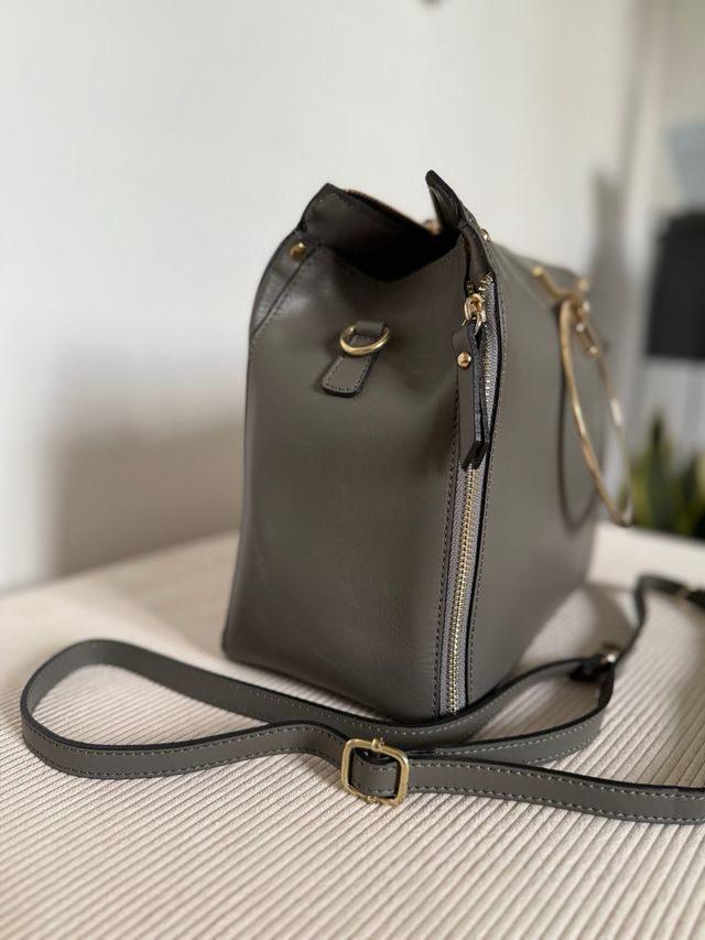 Bolso de piel elegante con aro dorado