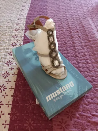Sandalias Mustang plateadas tacón adornos