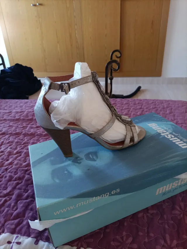 Sandalias Mustang plateadas tacón adornos