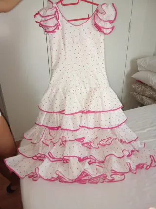 Traje de flamenca blanco con lunares rosas