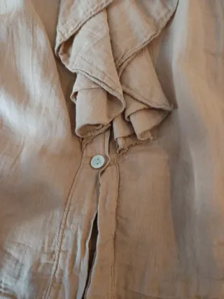 Camisa Beige con Volantes The Cott