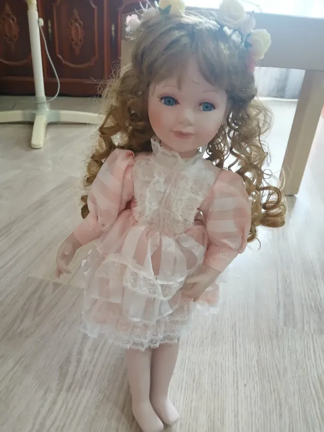 Muñeca de porcelana con vestido rosa