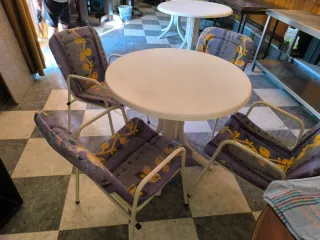 Mesa redonda con 4 sillas