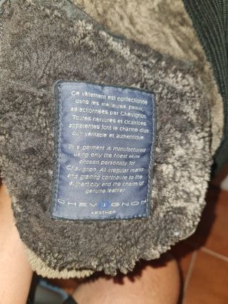 Chaqueta de piel negra y beige