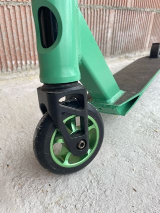 Patinete aluminio verde y negro