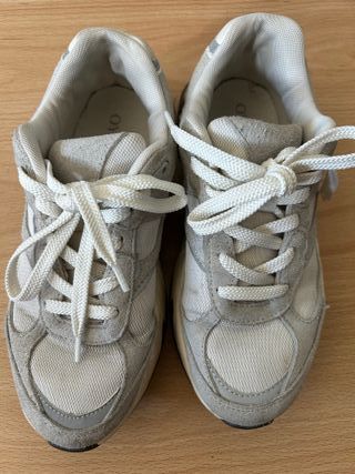 Zapatillas Oysho grises y blancas