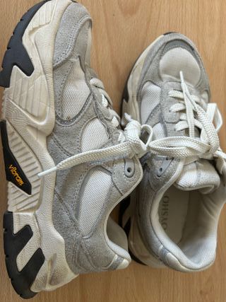 Zapatillas Oysho grises y blancas