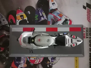 Miniatura Yamaha YZR-M1 Jorge Lorenzo 1/18