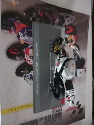 Miniatura Yamaha YZR-M1 Jorge Lorenzo 1/18