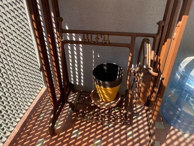 Patas de máquina de coser antigua y mármol