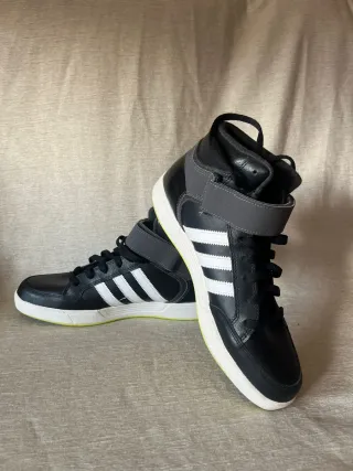 Zapatillas Adidas Altas Negras y Blancas