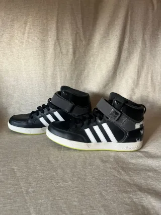 Zapatillas Adidas Altas Negras y Blancas