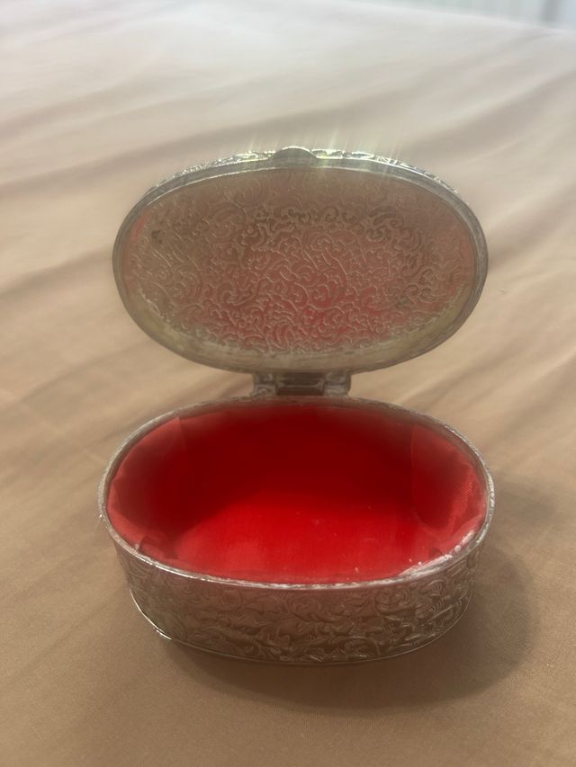 Antiguo joyero grabado metal plateado