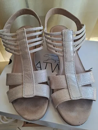 Sandalias doradas con tiras