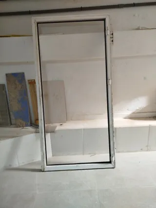 Puerta aluminio blanco con ventana