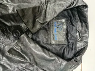 Chaquetón de cuero negro talla 60
En muy buen esta