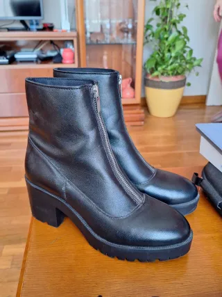 Botines negros con cremallera delantera