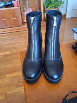 Botines negros con cremallera delantera
