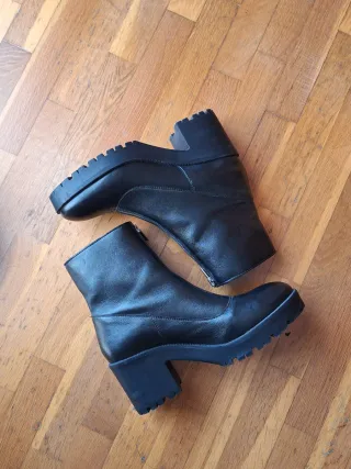 Botines negros con cremallera delantera