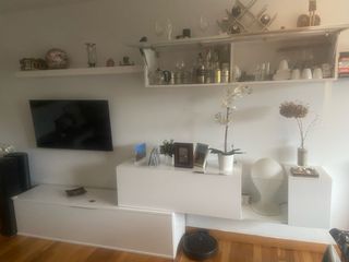 Mueble TV moderno blanco y gris plata. 