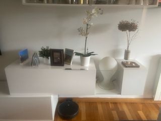 Mueble TV moderno blanco y gris plata. 